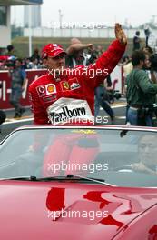 12.10.2003 Suzuka, Japan, F1 in Japan, Sonntag, Michael Schumacher (D, Ferrari) winkt den Fans beid er Fahrerparade - Formel 1 Grand Prix (GP) von Japan 2003 (Suzuka Race Circuit) - Weitere Bilder auf www.xpb.cc, eMail: info@xpb.cc - Belegexemplare senden. Abdruck ist honorarpflichtig. c Copyrightnachweis: xpb.cc