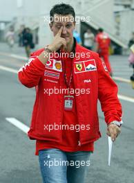 12.10.2003 Suzuka, Japan, F1 in Japan, Sonntag, Michael Schumacher (D, Ferrari) kommt an der Strecke an - reibt sich das Auge - Formel 1 Grand Prix (GP) von Japan 2003 (Suzuka Race Circuit) - Weitere Bilder auf www.xpb.cc, eMail: info@xpb.cc - Belegexemplare senden. Abdruck ist honorarpflichtig. c Copyrightnachweis: xpb.cc