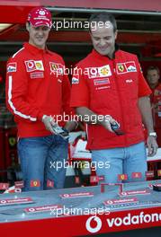 09.10.2003 Suzuka, Japan, F1 in Japan, Donnerstag, Fototermin vor der Ferrari Box mit Michael Schumacher (D, Ferrari) und Rubens Barrichello (BR, Ferrari) von Vodafone und HotWheels mit kleinen von Handys ferngesteuerten Rennwagen - Formel 1 Grand Prix (GP) von Japan 2003 (Suzuka Race Circuit) - Weitere Bilder auf www.xpb.cc, eMail: info@xpb.cc - Belegexemplare senden. Abdruck ist honorarpflichtig. c Copyrightnachweis: xpb.cc