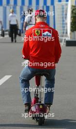 09.10.2003 Suzuka, Japan, F1 in Japan, Donnerstag, Michael Schumacher (D, Ferrari) auf dem Weg zur Pressekonferenz auf einem Elektro Scooter - Formel 1 Grand Prix (GP) von Japan 2003 (Suzuka Race Circuit) - Weitere Bilder auf www.xpb.cc, eMail: info@xpb.cc - Belegexemplare senden. Abdruck ist honorarpflichtig. c Copyrightnachweis: xpb.cc