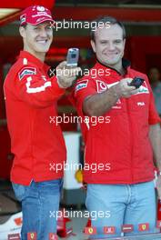 09.10.2003 Suzuka, Japan, F1 in Japan, Donnerstag, Fototermin vor der Ferrari Box mit Michael Schumacher (D, Ferrari) und Rubens Barrichello (BR, Ferrari) von Vodafone und HotWheels mit kleinen von Handys ferngesteuerten Rennwagen - Formel 1 Grand Prix (GP) von Japan 2003 (Suzuka Race Circuit) - Weitere Bilder auf www.xpb.cc, eMail: info@xpb.cc - Belegexemplare senden. Abdruck ist honorarpflichtig. c Copyrightnachweis: xpb.cc