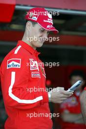 09.10.2003 Suzuka, Japan, F1 in Japan, Donnerstag, Fototermin vor der Ferrari Box mit Michael Schumacher (D, Ferrari) und Rubens Barrichello (BR, Ferrari) von Vodafone und HotWheels mit kleinen von Handys ferngesteuerten Rennwagen - Formel 1 Grand Prix (GP) von Japan 2003 (Suzuka Race Circuit) - Weitere Bilder auf www.xpb.cc, eMail: info@xpb.cc - Belegexemplare senden. Abdruck ist honorarpflichtig. c Copyrightnachweis: xpb.cc