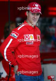 09.10.2003 Suzuka, Japan, F1 in Japan, Donnerstag, Fototermin vor der Ferrari Box mit Michael Schumacher (D, Ferrari) und Rubens Barrichello (BR, Ferrari) von Vodafone und HotWheels mit kleinen von Handys ferngesteuerten Rennwagen - Formel 1 Grand Prix (GP) von Japan 2003 (Suzuka Race Circuit) - Weitere Bilder auf www.xpb.cc, eMail: info@xpb.cc - Belegexemplare senden. Abdruck ist honorarpflichtig. c Copyrightnachweis: xpb.cc