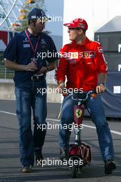 09.10.2003 Suzuka, Japan, F1 in Japan, Donnerstag, Heinz-Harald Frentzen (D, Sauber) und Michael Schumacher (D, Ferrari) - Formel 1 Grand Prix (GP) von Japan 2003 (Suzuka Race Circuit) - Weitere Bilder auf www.xpb.cc, eMail: info@xpb.cc - Belegexemplare senden. Abdruck ist honorarpflichtig. c Copyrightnachweis: xpb.cc