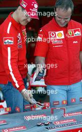 09.10.2003 Suzuka, Japan, F1 in Japan, Donnerstag, Fototermin vor der Ferrari Box mit Michael Schumacher (D, Ferrari) und Rubens Barrichello (BR, Ferrari) von Vodafone und HotWheels mit kleinen von Handys ferngesteuerten Rennwagen - Formel 1 Grand Prix (GP) von Japan 2003 (Suzuka Race Circuit) - Weitere Bilder auf www.xpb.cc, eMail: info@xpb.cc - Belegexemplare senden. Abdruck ist honorarpflichtig. c Copyrightnachweis: xpb.cc