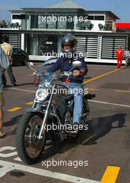 30.05.2003 Monte Carlo, Monaco, F1 in Monaco, Freitag, Michael Schumacher (D, Ferrari) fährt mit seiner Harley durch den Paddock Bereich - 61ter Formel 1 Grand Prix (GP) von Monaco 2003, Monte Carlo, Fürstentum Monaco - Weitere Bilder auf www.xpb.cc, eMail: info@xpb.cc - Belegexemplare senden. Abdruck ist honorarpflichtig. c Copyrightnachweis: xpb.cc