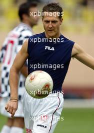 27.05.2003 Monte Carlo, Monaco, F1 in Monaco, Dienstag, Fußballspiel mit Michael Schumacher (D, Ferrari) und Prinz Albert von Monaco im Stade Louis 2 / Monaco - hier: Michael Schumacher (D, Ferrari) beim aufwärmen - Monte Carlo, Fürstentum Monaco - Weitere Bilder auf www.xpb.cc, eMail: info@xpb.cc - Belegexemplare senden. Abdruck ist honorarpflichtig. c Copyrightnachweis: xpb.cc