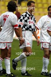 27.05.2003 Monte Carlo, Monaco, F1 in Monaco, Dienstag, Fußballspiel mit Michael Schumacher (D, Ferrari) und Prinz Albert von Monaco im Stade Louis 2 / Monaco - hier: Michael Schumacher (D, Ferrari) nach Foul mit leichten Problemen im rechten Knie - Monte Carlo, Fürstentum Monaco - Weitere Bilder auf www.xpb.cc, eMail: info@xpb.cc - Belegexemplare senden. Abdruck ist honorarpflichtig. c Copyrightnachweis: xpb.cc