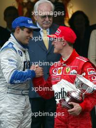 01.06.2003 Monte Carlo, Monaco, F1 in Monaco, Sonntag, Podium, Juan-Pablo Montoya (CO, BMW WilliamsF1), Michael Schumacher (D, Ferrari)  - hinten Fürst Rainier - 61ter Formel 1 Grand Prix (GP) von Monaco 2003, Monte Carlo, Fürstentum Monaco - Weitere Bilder auf www.xpb.cc, eMail: info@xpb.cc - Belegexemplare senden. Abdruck ist honorarpflichtig. c Copyrightnachweis: xpb.cc