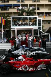 01.06.2003 Monte Carlo, Monaco, F1 in Monaco, Sonntag, Podium, Kimi Raikkonen, (FIN, McLaren Mercedes), Juan-Pablo Montoya (CO, BMW WilliamsF1), Michael Schumacher (D, Ferrari)  - hinten Prinz Albert von Monaco und Fürst Rainier - 61ter Formel 1 Grand Prix (GP) von Monaco 2003, Monte Carlo, Fürstentum Monaco - Weitere Bilder auf www.xpb.cc, eMail: info@xpb.cc - Belegexemplare senden. Abdruck ist honorarpflichtig. c Copyrightnachweis: xpb.cc