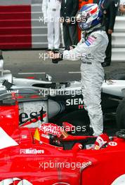 01.06.2003 Monte Carlo, Monaco, F1 in Monaco, Sonntag, Park Ferme, Michael Schumacher (D, Ferrari), Kimi Raikkonen, (FIN, McLaren Mercedes)   - 61ter Formel 1 Grand Prix (GP) von Monaco 2003, Monte Carlo, Fürstentum Monaco - Weitere Bilder auf www.xpb.cc, eMail: info@xpb.cc - Belegexemplare senden. Abdruck ist honorarpflichtig. c Copyrightnachweis: xpb.cc