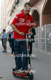 29.05.2003 Monte Carlo, Monaco, 29.05.2003, F1 in Monaco, Donnerstag, Michael Schumacher (D, 01), Scuderia Ferrari Marlboro, Portrait, fährt auf seinem Scooter durch den Paddock bereich - 61ter Formel 1 Grand Prix (GP) von Monaco 2003, Monte Carlo, Fürstentum Monaco -  LEGAL NOTICE: THIS PICTURE IS NOT FOR Italy PRINT USE, KEINE PRINT BILDNUTZUNG IN Italien! Weitere Bilder auf www.xpb.cc, eMail: info@xpb.cc - Belegexemplare senden. Abdruck ist honorarpflichtig. c Copyrightnachweis: xpb.cc