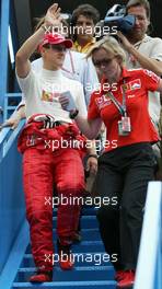 29.05.2003 Monte Carlo, Monaco, 29.05.2003, F1 in Monaco, Donnerstag, Michael Schumacher (D, 01), Scuderia Ferrari Marlboro, Portrait, winkt den Fans auf dem Weg zurück ind Motorhome - 61ter Formel 1 Grand Prix (GP) von Monaco 2003, Monte Carlo, Fürstentum Monaco - Weitere Bilder auf www.xpb.cc, eMail: info@xpb.cc - Belegexemplare senden. Abdruck ist honorarpflichtig. c Copyrightnachweis: xpb.cc