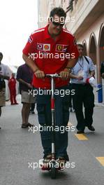 29.05.2003 Monte Carlo, Monaco, 29.05.2003, F1 in Monaco, Donnerstag, Michael Schumacher (D, 01), Scuderia Ferrari Marlboro, Portrait, fährt auf seinem Scooter durch den Paddock bereich - 61ter Formel 1 Grand Prix (GP) von Monaco 2003, Monte Carlo, Fürstentum Monaco -  LEGAL NOTICE: THIS PICTURE IS NOT FOR Italy PRINT USE, KEINE PRINT BILDNUTZUNG IN Italien! Weitere Bilder auf www.xpb.cc, eMail: info@xpb.cc - Belegexemplare senden. Abdruck ist honorarpflichtig. c Copyrightnachweis: xpb.cc