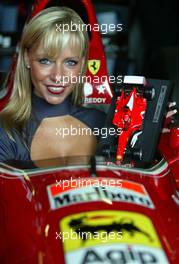 07.09.2003 Nürburg, Deutschland, Michael Schumacher Fan-Tag am Nürburgring, Sonntag, der Spielzeughersteller MATTEL (HOT WHEELS) stellte den 1:18 Diecast Modellwagen vor - hier Bilder von dem Miniiaturwagen mit einem Promotiongirl - Formel 1, 2003, Nuerburg, Germany - Weitere Bilder auf www.xpb.cc, eMail: info@xpb.cc - Abdruck ist honorarpflichtig. c Copyrightnachweis: xpb.cc