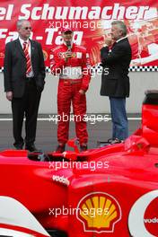 07.09.2003 Nürburg, Deutschland, Michael Schumacher Fan-Tag am Nürburgring, Sonntag, Interview mit Michael Schumacher (D, Ferrari), links Dr. Walter Kafitz (Nürburgring GmbH), rechts Willi Weber (Manager), Portrait  - Formel 1, 2003, Nuerburg, Germany - Weitere Bilder auf www.xpb.cc, eMail: info@xpb.cc - Abdruck ist honorarpflichtig. c Copyrightnachweis: xpb.cc