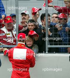 07.09.2003 Nürburg, Deutschland, Michael Schumacher Fan-Tag am Nürburgring, Sonntag, Michael Schumacher (D, 01), Scuderia Ferrari Marlboro, gibt den Fans Autogramme - Formel 1, 2003, Nuerburg, Germany - Weitere Bilder auf www.xpb.cc, eMail: info@xpb.cc - Abdruck ist honorarpflichtig. c Copyrightnachweis: xpb.cc