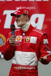 07.09.2003 Nürburg, Deutschland, Michael Schumacher Fan-Tag am Nürburgring, Sonntag, Michael Schumacher (D, 01), Scuderia Ferrari Marlboro, Portrait winkt den Fans - Formel 1, 2003, Nuerburg, Germany - Weitere Bilder auf www.xpb.cc, eMail: info@xpb.cc - Abdruck ist honorarpflichtig. c Copyrightnachweis: xpb.cc