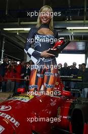 07.09.2003 Nürburg, Deutschland, Michael Schumacher Fan-Tag am Nürburgring, Sonntag, der Spielzeughersteller MATTEL (HOT WHEELS) stellte den 1:18 Diecast Modellwagen vor - hier Bilder von dem Miniiaturwagen mit einem Promotiongirl - Formel 1, 2003, Nuerburg, Germany - Weitere Bilder auf www.xpb.cc, eMail: info@xpb.cc - Abdruck ist honorarpflichtig. c Copyrightnachweis: xpb.cc