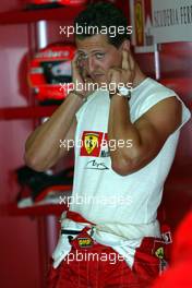 21.03.2003 Sepang, Malaysia, KUL, Formel1, Freitag, freies Training, Michael Schumacher (D, 01), Scuderia Ferrari Marlboro, in der Box (Pit) - Sepang International Circuit, (GP in Malaysia 2003, Kuala Lumpur, Formel 1, F1)  c Copyright: Photos mit - xpb.cc - kennzeichnen, weitere Bilder auf www.xpb.cc, eMail: info@xpb.cc - Belegexemplare senden.