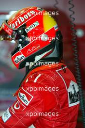 21.03.2003 Sepang, Malaysia, KUL, Formel1, Freitag, freies Training, Michael Schumacher (D, 01), Scuderia Ferrari Marlboro, in der Box (Pit) mit HANS (H.A.N.S. - Head And Neck Support) - Sepang International Circuit, (GP in Malaysia 2003, Kuala Lumpur, Formel 1, F1)  c Copyright: Photos mit - xpb.cc - kennzeichnen, weitere Bilder auf www.xpb.cc, eMail: info@xpb.cc - Belegexemplare senden.