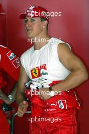 21.03.2003 Sepang, Malaysia, KUL, Formel1, Freitag, 1tes Qualifying, Michael Schumacher (D, 01), Scuderia Ferrari Marlboro, in der Box (Pit) - Sepang International Circuit, (GP in Malaysia 2003, Kuala Lumpur, Formel 1, F1)  c Copyright: Photos mit - xpb.cc - kennzeichnen, weitere Bilder auf www.xpb.cc, eMail: info@xpb.cc - Belegexemplare senden.