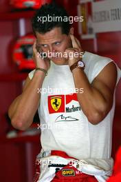 21.03.2003 Sepang, Malaysia, KUL, Formel1, Freitag, freies Training, Michael Schumacher (D, 01), Scuderia Ferrari Marlboro, in der Box (Pit) - Sepang International Circuit, (GP in Malaysia 2003, Kuala Lumpur, Formel 1, F1)  c Copyright: Photos mit - xpb.cc - kennzeichnen, weitere Bilder auf www.xpb.cc, eMail: info@xpb.cc - Belegexemplare senden.