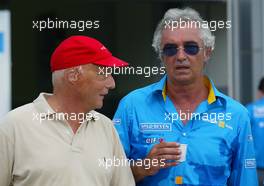 22.03.2003 Sepang, Malaysia, KUL, Formel1, Samstag, 2tes Qualifying, Niki Lauda und Flavio Briatore (Renault, Teamchef, Managing Director), Portrait - Sepang International Circuit, (GP in Malaysia 2003, Kuala Lumpur, Formel 1, F1)  c Copyright: Photos mit - xpb.cc - kennzeichnen, weitere Bilder auf www.xpb.cc, eMail: info@xpb.cc - Belegexemplare senden.