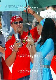 23.03.2003 Sepang, Malaysia, KUL, Formel1, Sonntag, Grid, Michael Schumacher (D, 01), Scuderia Ferrari Marlboro bei der Fahrerparade mit einem Grid Girls - Sepang International Circuit, (GP in Malaysia 2003, Kuala Lumpur, Formel 1, F1)  c Copyright: Photos mit - xpb.cc - kennzeichnen, weitere Bilder auf www.xpb.cc, eMail: info@xpb.cc - Belegexemplare senden.