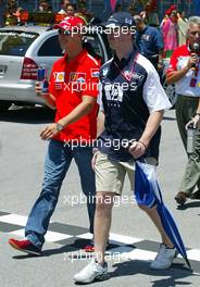 23.03.2003 Sepang, Malaysia, KUL, Formel1, Sonntag, Grid, Michael Schumacher (D, 01), Scuderia Ferrari Marlboro und Ralf Schumacher (D, BMW WilliamsF1) bei der Fahrerparade - Sepang International Circuit, (GP in Malaysia 2003, Kuala Lumpur, Formel 1, F1)  c Copyright: Photos mit - xpb.cc - kennzeichnen, weitere Bilder auf www.xpb.cc, eMail: info@xpb.cc - Belegexemplare senden.