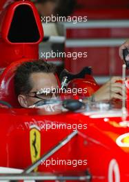 27.06.2003 Nürburg, Deutschland, F1 am Nürburgring, Freitag, Sitzprobe vor dem Training, Michael Schumacher (D, 01, F2003-GA), Scuderia Ferrari Marlboro, in der Box (Pit) - Formel 1 Grand Prix (GP) von Europa 2003, Nuerburg, Germany - Weitere Bilder auf www.xpb.cc, eMail: info@xpb.cc - Abdruck ist honorarpflichtig. c Copyrightnachweis: xpb.cc