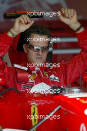 27.06.2003 Nürburg, Deutschland, F1 am Nürburgring, Freitag, Sitzprobe vor dem Training, Michael Schumacher (D, 01, F2003-GA), Scuderia Ferrari Marlboro, in der Box (Pit) - Formel 1 Grand Prix (GP) von Europa 2003, Nuerburg, Germany - Weitere Bilder auf www.xpb.cc, eMail: info@xpb.cc - Abdruck ist honorarpflichtig. c Copyrightnachweis: xpb.cc