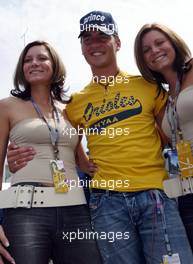 27.06.2003 Nürburg, Deutschland, F1 am Nürburgring, Freitag, die Gewinnerinnen der BILD Aktion / Gridgirl bei Michael Schumacher (D, Ferrari) - hier die Schwestern Silke und Sandra, mit Superstar ALEXANDER, Girls - Formel 1 Grand Prix (GP) von Europa 2003, Nuerburg, Germany - Weitere Bilder auf www.xpb.cc, eMail: info@xpb.cc - Abdruck ist honorarpflichtig. c Copyrightnachweis: xpb.cc