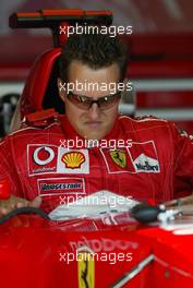 27.06.2003 Nürburg, Deutschland, F1 am Nürburgring, Freitag, Sitzprobe vor dem Training, Michael Schumacher (D, 01, F2003-GA), Scuderia Ferrari Marlboro, in der Box (Pit) - Formel 1 Grand Prix (GP) von Europa 2003, Nuerburg, Germany - Weitere Bilder auf www.xpb.cc, eMail: info@xpb.cc - Abdruck ist honorarpflichtig. c Copyrightnachweis: xpb.cc