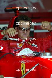 27.06.2003 Nürburg, Deutschland, F1 am Nürburgring, Freitag, Sitzprobe vor dem Training, Michael Schumacher (D, 01, F2003-GA), Scuderia Ferrari Marlboro, in der Box (Pit) - Formel 1 Grand Prix (GP) von Europa 2003, Nuerburg, Germany - Weitere Bilder auf www.xpb.cc, eMail: info@xpb.cc - Abdruck ist honorarpflichtig. c Copyrightnachweis: xpb.cc