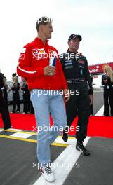 29.06.2003 Nürburg, Deutschland, SO / 29.06.2003 / F1 am Nürburgring, Michael Schumacher (D, Ferrari)  und Jos Verstappen (NL, Minardi) - Formel 1 Grand Prix (GP) von Europa 2003, Nuerburg, Germany, Sonntag - Weitere Bilder auf www.xpb.cc, eMail: info@xpb.cc - Abdruck ist honorarpflichtig. c Copyrightnachweis: xpb.cc