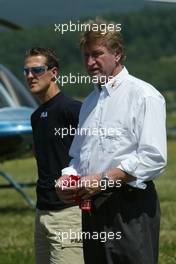 26.06.2003 Nürburg, Deutschland, F1 am Nürburgring, Donnerstag, Michael Schumacher (D, 01), Scuderia Ferrari Marlboro, Portrait, kommt mit dem Helikopter und seinem Piloten an - Formel 1 Grand Prix (GP) von Europa 2003, Nuerburg, Germany - Weitere Bilder auf www.xpb.cc, eMail: info@xpb.cc - Abdruck ist honorarpflichtig. c Copyrightnachweis: xpb.cc