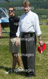 26.06.2003 Nürburg, Deutschland, F1 am Nürburgring, Donnerstag, Michael Schumacher (D, 01), Scuderia Ferrari Marlboro, Portrait, kommt mit dem Helikopter und seinem Piloten an - Formel 1 Grand Prix (GP) von Europa 2003, Nuerburg, Germany - Weitere Bilder auf www.xpb.cc, eMail: info@xpb.cc - Abdruck ist honorarpflichtig. c Copyrightnachweis: xpb.cc