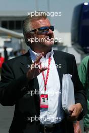 26.06.2003 Nürburg, Deutschland, F1 am Nürburgring, Donnerstag, Willi Weber (Manager) von Michael Schumacher (D, 01), Scuderia Ferrari Marlboro, Portrait, kommt an der Strecke an - Formel 1 Grand Prix (GP) von Europa 2003, Nuerburg, Germany - Weitere Bilder auf www.xpb.cc, eMail: info@xpb.cc - Abdruck ist honorarpflichtig. c Copyrightnachweis: xpb.cc