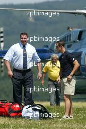 26.06.2003 Nürburg, Deutschland, F1 am Nürburgring, Donnerstag, Michael Schumacher (D, 01), Scuderia Ferrari Marlboro, Portrait, kommt mit dem Helikopter und seinem Piloten an - Formel 1 Grand Prix (GP) von Europa 2003, Nuerburg, Germany - Weitere Bilder auf www.xpb.cc, eMail: info@xpb.cc - Abdruck ist honorarpflichtig. c Copyrightnachweis: xpb.cc