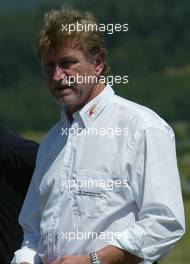 26.06.2003 Nürburg, Deutschland, F1 am Nürburgring, Donnerstag, Michael Schumacher (D, 01), Scuderia Ferrari Marlboro, Portrait, kommt mit dem Helikopter und seinem Piloten an - Formel 1 Grand Prix (GP) von Europa 2003, Nuerburg, Germany - Weitere Bilder auf www.xpb.cc, eMail: info@xpb.cc - Abdruck ist honorarpflichtig. c Copyrightnachweis: xpb.cc