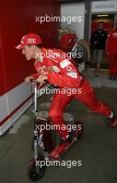 26.09.2003 Indianapolis, USA, F1 in Indy (USA), Freitag, Michael Schumacher (D, Ferrari) mit einem elektro Roller (Scooter) - 2003 United States Grand Prix (Indianapolis Motor Speedway, USGP, Formel 1, Brickyard) - Weitere Bilder auf www.xpb.cc, eMail: info@xpb.cc - Belegexemplare senden. Abdruck ist honorarpflichtig. c Copyrightnachweis: xpb.cc