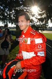 27.09.2003 Indianapolis, USA, F1 in Indy (USA), Samstag, Training am Morgen, Michael Schumacher (D, 01), Scuderia Ferrari Marlboro, F2003-GA, auf der Strecke (Track) - bleibt mit defekt stehen - 2003 United States Grand Prix (Indianapolis Motor Speedway, USGP, Formel 1, Brickyard) - Weitere Bilder auf www.xpb.cc, eMail: info@xpb.cc - Belegexemplare senden. Abdruck ist honorarpflichtig. c Copyrightnachweis: xpb.cc - -  LEGAL NOTICE: THIS PICTURE IS NOT FOR UK (Great Britain, England...) PRINT USE, KEINE PRINT BILDNUTZUNG IN ENGLAND! 