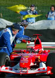 27.09.2003 Indianapolis, USA, F1 in Indy (USA), Samstag, Training am Morgen, Michael Schumacher (D, 01), Scuderia Ferrari Marlboro, F2003-GA, auf der Strecke (Track) - bleibt mit defekt stehen - 2003 United States Grand Prix (Indianapolis Motor Speedway, USGP, Formel 1, Brickyard) - Weitere Bilder auf www.xpb.cc, eMail: info@xpb.cc - Belegexemplare senden. Abdruck ist honorarpflichtig. c Copyrightnachweis: xpb.cc - -  LEGAL NOTICE: THIS PICTURE IS NOT FOR GREECE PRINT USE, KEINE PRINT BILDNUTZUNG IN Griechenland!