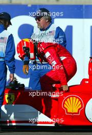 27.09.2003 Indianapolis, USA, F1 in Indy (USA), Samstag, Training am Morgen, Michael Schumacher (D, 01), Scuderia Ferrari Marlboro, F2003-GA, auf der Strecke (Track) - bleibt mit defekt stehen - 2003 United States Grand Prix (Indianapolis Motor Speedway, USGP, Formel 1, Brickyard) - Weitere Bilder auf www.xpb.cc, eMail: info@xpb.cc - Belegexemplare senden. Abdruck ist honorarpflichtig. c Copyrightnachweis: xpb.cc - -  LEGAL NOTICE: THIS PICTURE IS NOT FOR GREECE PRINT USE, KEINE PRINT BILDNUTZUNG IN Griechenland!