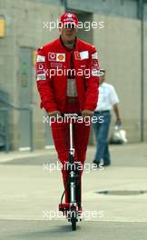 28.09.2003 Indianapolis, USA, F1 in Indy (USA), Sonntag, Michael Schumacher (D, Ferrari) auf dem Elektro Scooter im Paddock Bereich - 2003 United States Grand Prix (Indianapolis Motor Speedway, USGP, Formel 1, Brickyard) - Weitere Bilder auf www.xpb.cc, eMail: info@xpb.cc - Belegexemplare senden. Abdruck ist honorarpflichtig. c Copyrightnachweis: xpb.cc