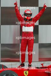 28.09.2003 Indianapolis, USA, F1 in Indy (USA), Sonntag, Park Ferme, Michael Schumacher (D, Ferrari) - 2003 United States Grand Prix (Indianapolis Motor Speedway, USGP, Formel 1, Brickyard) - Weitere Bilder auf www.xpb.cc, eMail: info@xpb.cc - Belegexemplare senden. Abdruck ist honorarpflichtig. c Copyrightnachweis: xpb.cc