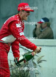 28.09.2003 Indianapolis, USA, F1 in Indy (USA), Sonntag, Podium, Michael Schumacher (D, Ferrari) - 2003 United States Grand Prix (Indianapolis Motor Speedway, USGP, Formel 1, Brickyard) - Weitere Bilder auf www.xpb.cc, eMail: info@xpb.cc - Belegexemplare senden. Abdruck ist honorarpflichtig. c Copyrightnachweis: xpb.cc