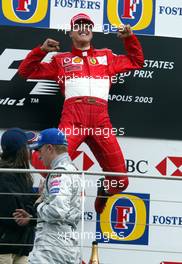 28.09.2003 Indianapolis, USA, F1 in Indy (USA), Sonntag, Podium, Michael Schumacher (D, Ferrari) und Kimi Raikkonen, (FIN, McLaren Mercedes) - 2003 United States Grand Prix (Indianapolis Motor Speedway, USGP, Formel 1, Brickyard) - Weitere Bilder auf www.xpb.cc, eMail: info@xpb.cc - Belegexemplare senden. Abdruck ist honorarpflichtig. c Copyrightnachweis: xpb.cc