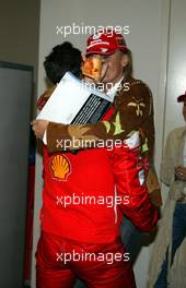 28.09.2003 Indianapolis, USA, F1 in Indy (USA), Sonntag, Rennen, Michael Schumacher (D, Ferrari) und seine Frau Corinna freuen sich über den Sieg, Corinna mit einem Stück Pizza in der Hand - 2003 United States Grand Prix (Indianapolis Motor Speedway, USGP, Formel 1, Brickyard) - Weitere Bilder auf www.xpb.cc, eMail: info@xpb.cc - Belegexemplare senden. Abdruck ist honorarpflichtig. c Copyrightnachweis: xpb.cc - -  LEGAL NOTICE: THIS PICTURE IS NOT FOR Italy PRINT USE, KEINE PRINT BILDNUTZUNG IN Italien!